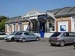 Parking et entrée des voyageurs.