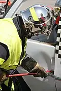 Ouverture d'une portière à l'aide d'une petite pince