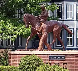 Photo d'une statue de cheval monté