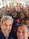 L'invention de la photographie au XIXe&nbsp;siècle puis le développement de l'industrie numérique conduisent à se poser la question : « dans quelle mesure un selfie constitue t-il un autoportrait ? » Selfie d'une personne anonyme (en bas à droite), pris en 2016 au Brésil, en présence de John Kerry, secrétaire d'État des États-Unis, devant une foule.