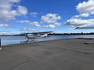 Secteur Lac-à-la-Tortue, lac à la Tortue, hydravion à quai, chemin de la Vigilance.