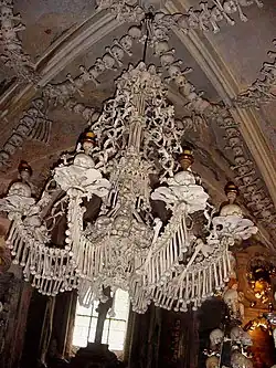 Lustre fait d'os et de crânes de l'Ossuaire de Sedlec, République tchèque.