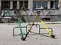 Trois balançoires à bascule alignées