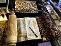 Sefer Torah du XVIIIe&nbsp;siècle de la synagogue de Florence avec yad.Ce Sefer Torah et tous les sefarim de cette synagogue ont été endommagés ou détruits lors des inondations de 1966 à Florence. Ils ne sont plus propres à leur utilisation lors des offices. Ils ont été remplacés.