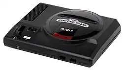 Photo sur fond blanc d'une Genesis III noire, dont le nom est inscrit au centre du capot de la console