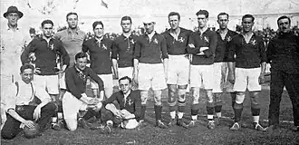 Photographie en noir et blanc de l'équipe de football espagnole. Onze hommes sont debout et trois sont accroupis.