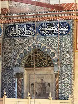 Décoration en carrelage d'Iznik autour du mihrab de la loge du sultan.