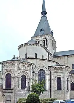 Le chevet avec les reliefs du XIIe&nbsp;siècle, et le clocher.