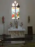 L'autel et les vitraux