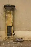 Pompe à balancier du XIXe&nbsp;siècle, un des dix puits alimentant la place en eau potable.