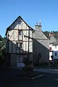 Place, croix,maison ancienne.