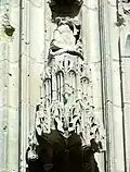 Dais de la niche à statue à gauche du portail.