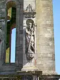 Statue de saint Pierre au 1er&nbsp;étage, côté ouest.