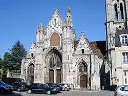 Portail et façade ouest de l'église Saint-Pierre, donnant sur la place du même nom.