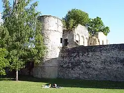Le rempart gallo-romain avec la tour no&nbsp;29 ou « tour des Gardes » dans le Jardin du Roy.