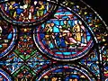 Onzième médaillon (en haut à droite) : le meurtre de saint Thomas Becket à la cathédrale de Canterbury par un chevalier.