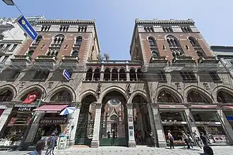 Partie avant du complexe depuis l'Avenue İstiklal