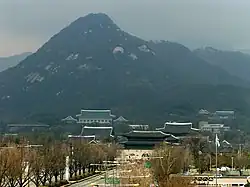 La Maison-Bleue en face du Bukhansan