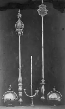 Photographie en noir et blanc des regalia du royaume de Norvège.