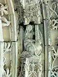 Ange de l'archivolte (en haut, à droite).