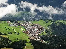 Serfaus vue des montagnes.