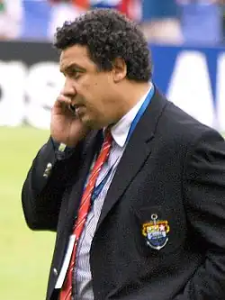 Photographie d'un homme de profil, pendant un match de rugby.