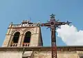 Croix de mission dans le village de Sermentizon (Puy-de-Dôme, France).