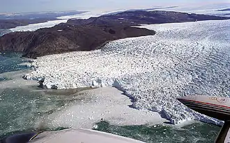 Vue aérienne du front du Jakobshavn Isbræ en juillet 1999.