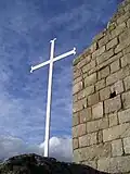 Croix au pied de la tour, flanc sud