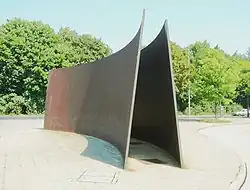 Photographie en couleur d'une sculpture en acier.