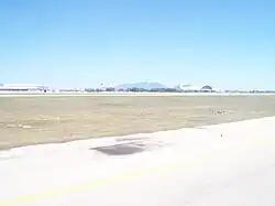 Vue de la Sierra de Maranguape depuis la piste de l'aéroport