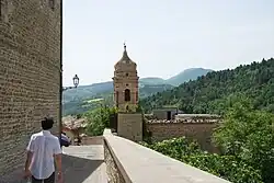 Vue le long des remparts de la commune.