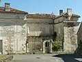 Maison, au bourg.
