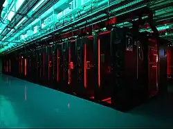 Serveurs et calculateurs du centre de calcul de l'IN2P3 dans une ambiance bleue et rouge.