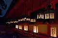 Les lanternes suspendues et andon au Setsubun mantoro à Kasuga-Taisha. Il existe des prières spéciales destinées à la reconstruction et la paix pour les victimes du séisme de 2011 de la côte Pacifique du Tōhoku et les dommages causés par les inondations dues à la tempête tropicale Talas.