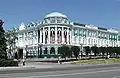 Maison Sevastianova à Iekaterinbourg (1860—1866), exemple de l'influence du pseudo-gothique de Vassili Bajenov sur la période de l'architecture éclectique en Russie.