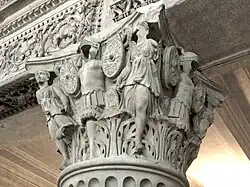 Chapiteau hétérodoxe. Époque des Sévères (193-235 EC), réutilisation du début du IVe&nbsp;siècle EC. Basilique Saint-Laurent-hors-les-Murs