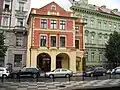 partie nord-ouest de la place après "l'assainissement" au XIXe&nbsp;siècle. avec arcade partiellement préservée, degré U Tří (marches U Tří), n ° 3