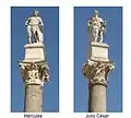 Les colonnes d'Hercule et de César situées au sud de la place.