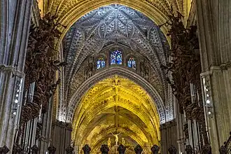 Plafond et orgues.