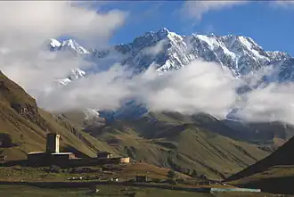 Le Chkhara et l'église Lamaria d'Ouchgouli