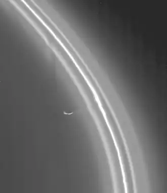 Vue du satellite berger Prométhée présentant un transfert de matière de l'anneau F à celui-ci.