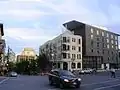Le croisement séparant le côté est du côté ouest de la rue Sherbrooke, à l'angle du Boulevard Saint-Laurent.