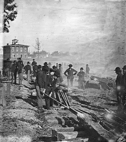Troupes de Sherman détruisant une voie ferrée, 1864.
