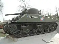 Sherman de la 1re&nbsp;armée française touché en novembre 1944 par un Panzerfaust. La perforation occasionnée est nettement visible sur la paroi latérale, épaisse de 38&nbsp;mm.