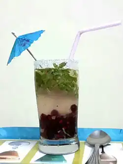 Shikanji servi avec de la grenade, de la pomme râpée et de la menthe