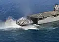 Un des premiers Ship-to-Shore Connector effectuant des essais avec le USS Carter Hall (5 février 2022)