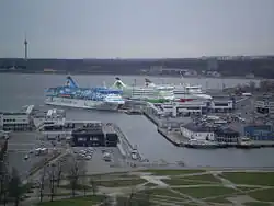 Navires dans le port.