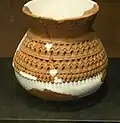 Pot à décor gravé. Site de Shisanghan. H. 10,2&nbsp;cm. L. 10,8&nbsp;cm. Site de Shisanghan. Âge du fer, IIe – Ve&nbsp;siècle env.