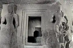 J. Gardiens du garbha-griha, et autel du linga
